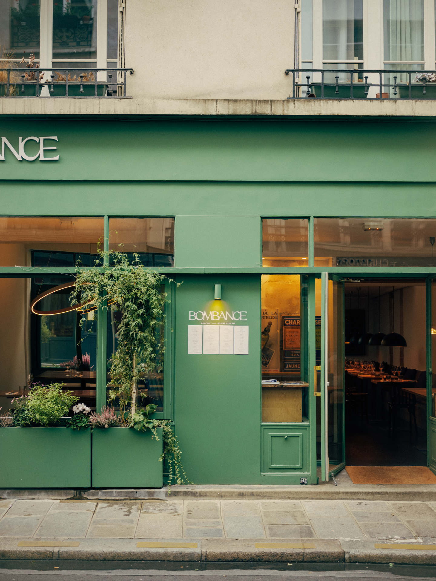 Devanture verte du restaurant Bombance à Paris